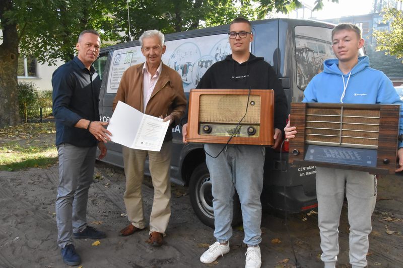 Read more about the article Szkolne Muzeum wzbogaciło się o zabytkowe radioodbiorniki