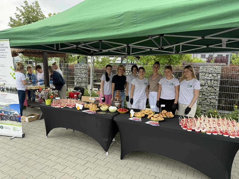 Read more about the article Słodka uczta ze smakiem natury – stoisko gastronomiczne ZS CKR w Kowalu podczas „Lata w Parku”
